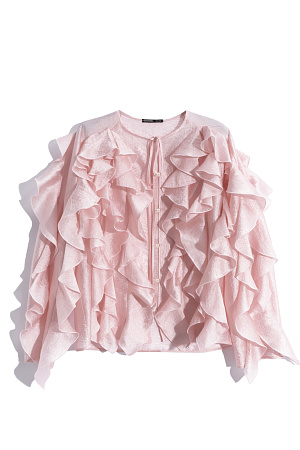 розовый Блуза из тонкой вискозы. Модель свободного силуэта с объемными рукавами и V-образным вырезом, фиксирующимся завязками. Изделие декорировано воланами. Застежка на пуговицы.