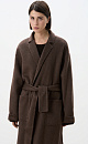 Классическое длинное пальто из шерсти и кашемира. Модель прямого кроя, с узкими лацканами, глубокими накладными карманами и высокими разрезами по бокам. Пояс в комплекте.<br />
При пошиве этого изделия была использована технология double face - на изделиях, сшитых по этой технологии, внутренняя сторона выглядит также аккуратно, как и внешняя.<br />
