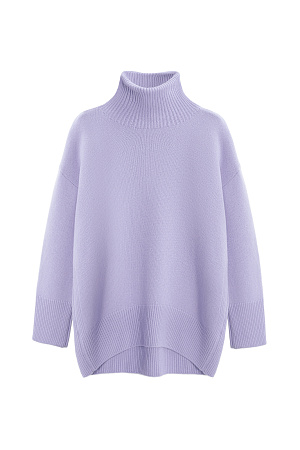 сиреневый Трикотажный джемпер из мягкой шерсти с добавлением кашемира. Высокий ворот, заниженная линия плеч, удлиненная спинка. Края изделия сделаны в широкий рубчик. Можно дополнить комплектными брюками.