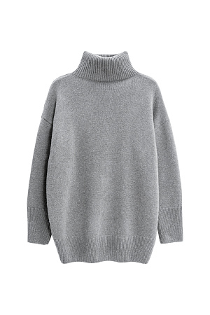 серый Трикотажный джемпер из мягкой шерсти с добавлением кашемира. Высокий ворот, заниженная линия плеч, удлиненная спинка. Края изделия сделаны в широкий рубчик. Можно дополнить комплектными брюками.