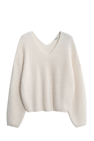 бежевый Трикотажный джемпер из пуха лисы. Модель свободного силуэта со спущенной линией плеч и V-образным вырезом горловины. Образ можно дополнить юбкой в том же стиле. 