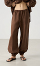 Брюки-джоггеры из 100% льна. Модель свободного силуэта, с эластичным поясом на кулиске и манжетами на резинке. 
