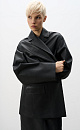 Однобортный жакет прямого кроя из пластичной двусторонней экокожи. Передние карманы с клапанами. Застежка на пуговицы.