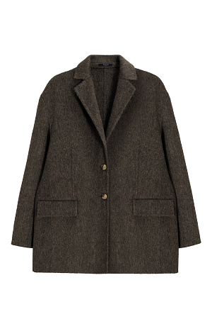 коричневый Однобортный жакет-пальто из шерсти. Модель прямого кроя с вытачками, классическим отложным воротником и двумя прорезными карманами с клапанами. Застежка на две пуговицы. Изделие без подкладки. При созаднии жакета была использована технология Double Face, тщательная ручная обработка швов обеспечивает отсутствие видимых строчек на лицевой стороне.