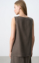 Топ из 100% льна. Модель свободного кроя, без рукавов, с круглым вырезом горловины. Изделие фиксируется завязками по бокам.
