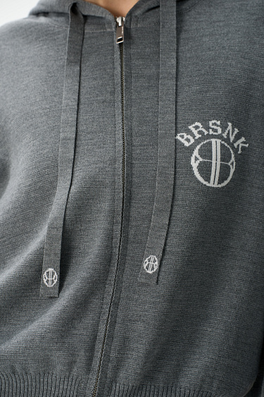 Бомбер в спортивном стиле