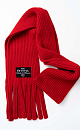 Трикотажный шарф в рубчик. Модель с бахромой и брендированным ярлыком. 