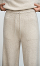Трикотажные брюки из шерсти с добавлением кашемира. Модель свободного силуэта с эластичным поясом на кулиске и боковыми карманами. Манжеты брюк выполнены в рубчик. 