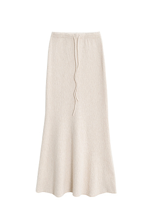молочный Трикотажная юбка длины макси из буклированной пряжи. Модель по фигуре с расклешенным подолом и поясом, дополненным кулиской. Дополнить образ можно джемпером в таком же стиле. 