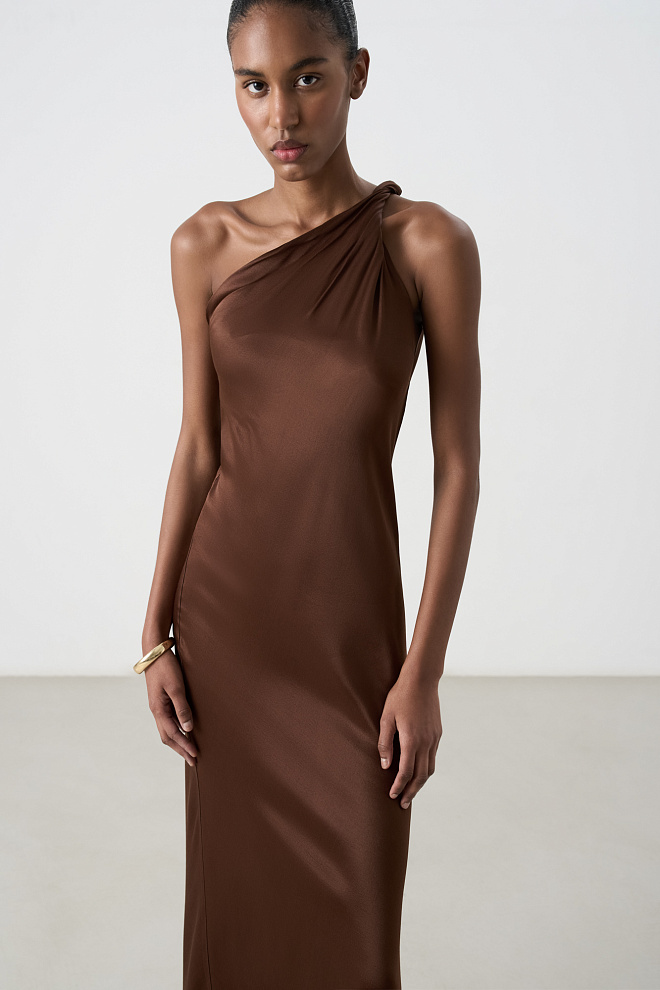 Атласное платье с перекрутом