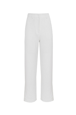 белый Классические брюки из поливискозы с разрезами по бокам. Модель со средней посадкой. Дополнить образ можно жакетом.