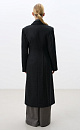 Классическое однобортное пальто из шерсти. Модель приталенного силуэта с широкими лацканами и карманами с клапанами. Изделие на подкладке. Застежка на пуговицу.
