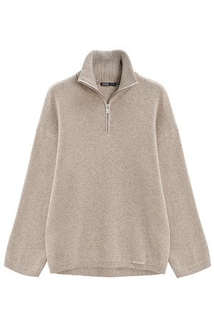 бежевый Трикотажный джемпер из кашемира и шерсти. Модель свободного кроя, с высоким воротом на молнии и спущенной линией плеч. Ворот и края изделия выполнены в рубчик. 