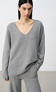 Трикотажный джемпер с V-образным вырезом из 100% кашемира. Модель свободного силуэта со спущенной линией плеча. Дополнить образ можно брюками в таком же стиле.