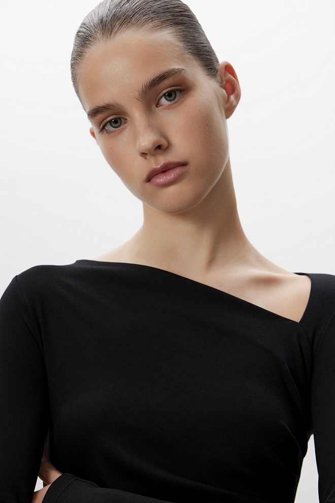 Лонгслив с асимметричным вырезом