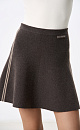 Трикотажная юбка длины мини из кашемира и шерсти. Модель полусолнце, с эластичным поясом на резинке, тонкими лампасами контрастного цвета и брендированным жаккардом. Дополнить образ можно бомбером в таком же стиле.