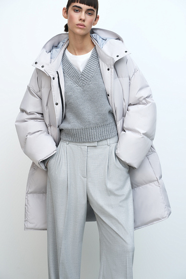 Утепленный пуховик с капюшоном 