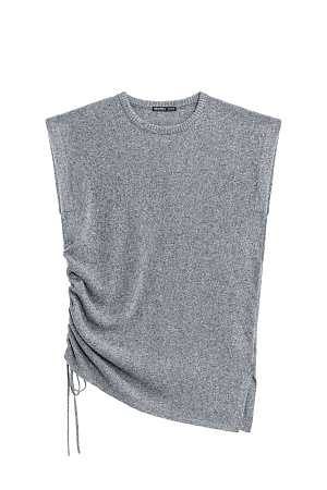 серый Трикотажный меланжевый жилет из мягкой шерсти с добавлением шелка и вискозы. Модель прямого силуэта без рукавов, круглый вырез, кулиска и разрез сбоку. Можно дополнить брюками из такой же пряжи.