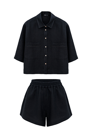черный Комплект из 100% льна. Укороченная рубашка с отложным воротником, накладными карманами и спущенной линией плеч. Короткие шорты прямого кроя с боковыми карманами и эластичным поясом на резинке.