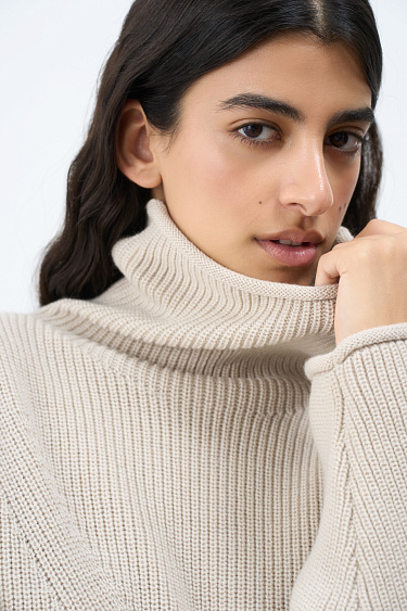 Джемпер с высоким воротом