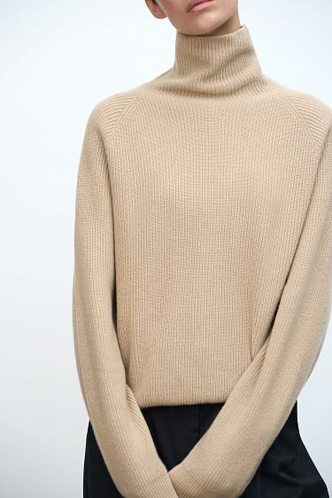 Трикотажный джемпер с воротником-стойкой 