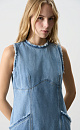 Джинсовое платье длины мини из 100% хлопка. Модель прямого кроя, без рукавов, с круглым вырезом горловины и двумя накладными карманами. Изделие с необработанным краем. Застежка на молнию сзади.
