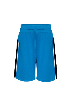 голубой Трикотажные шорты в спортивном стиле с широким двухцветным лампасом. Пояс с кулиской на эластичной ленте в рубчик. Дополнить образ можно джемпером в таком же стиле.