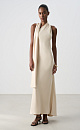 Платье из атласной вискозы длины макси с шарфом. Модель приталенного силуэта, без рукавов, с вырезом халтер, переходящий в воротник-стойку с застежкой на пуговицы сзади. 