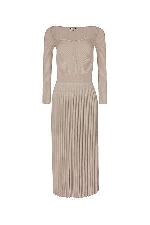 бежевый Вязаное платье из вискозы с юбкой-плиссе и длинным рукавом. Фигурный вырез подчеркнет зону декольте, а резинка на талии делает фигуру изящной.