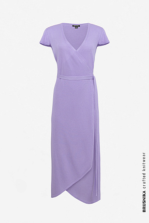 сиреневый Лёгкое трикотажное платье станет прекрасным спутником летних дней. V-образный вырез идеально подходит для объёмных аксессуаров, а асимметричный край юбки добавляет образу элегантности.