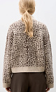 Бомбер с жаккардовым анималистическим дизайном. Модель свободного силуэта с застежкой на молнию. Дополнить образ можно юбкой в таком же стиле.