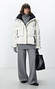 Пуховик с двумя нагрудными накладными карманами, воротником-стойкой и капюшоном. Застежка на молнию под планкой. Манжеты рукавов фиксируются липучкой. Низ изделия выполнен на регулируемой кулиске. 