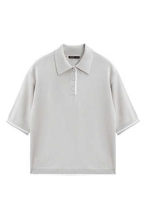 бежевый Трикотажная футболка поло из вискозы. Модель прямого силуэта, со спущенной линией плеч, короткими рукавами, отложным воротником-поло и планкой с тремя пуговицами. Рукава и нижний край изделия декорированы кантом контрастного цвета. 