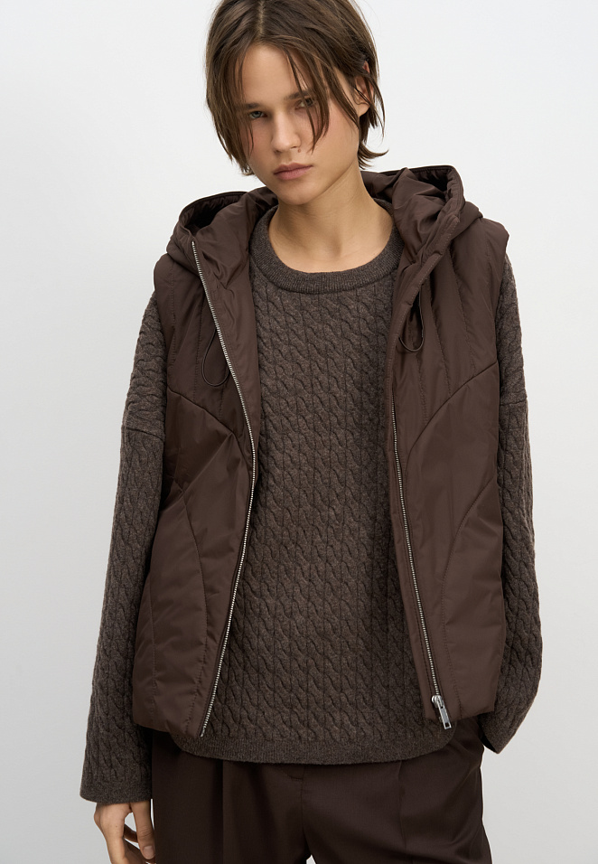 Жилет с капюшоном на синтепоне