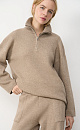 Трикотажный джемпер из кашемира и шерсти. Модель свободного кроя, с высоким воротом на молнии и спущенной линией плеч. Ворот и края изделия выполнены в рубчик. 