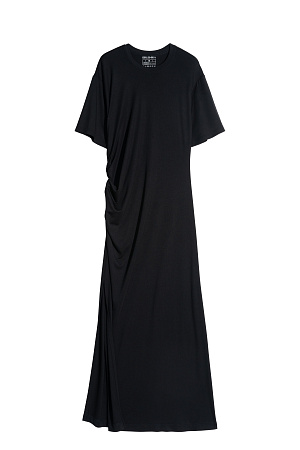 черный Длинное платье с драпировкой сбоку. Модель свободного силуэта со спущенной линией плеча.