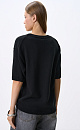 Трикотажная футболка из хлопка с добавлением вискозы. Модель свободного силуэта, со спущенной линией плеч и круглым вырезом горловины. Края изделия выполнены в рубчик. 