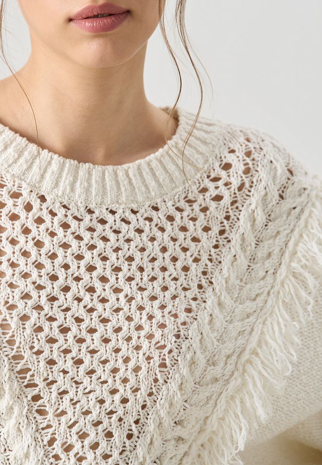 Джемпер изо льна с бахромой и косами