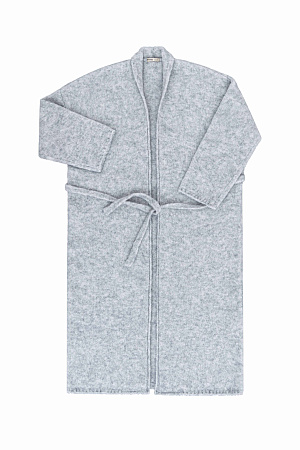 серый Длинный трикотажный кардиган из шерсти с добавлением мохера. Модель прямого кроя, с длинными свободными рукавами, воротником стойкой, шлевками на талии и поясом. 