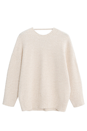 молочный Трикотажный джемпер из буклированной пряжи. Модель свободного силуэта с длинным рукавом и глубоким вырезом на спине. Края изделия выполнены в рубчик. Дополнить образ можно юбкой в таком же стиле.