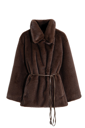 коричневый Шуба из экомеха на синтепоне. Модель с широким отложным воротником, шлевками для пояса из экокожи и врезными карманами. Изделие выполнено на подкладке.