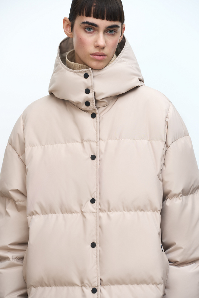 Утепленный пуховик с капюшоном 