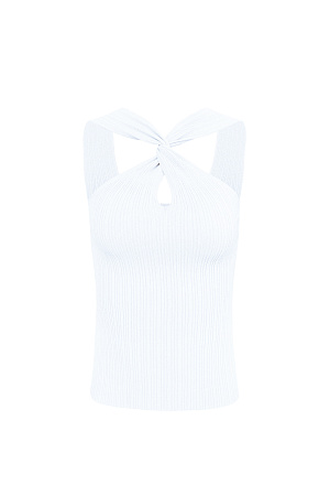 белый Трикотажный топ с двойным перекрутом на груди. Модель приталенного силуэта с открытыми плечами.