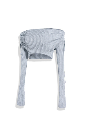 серебро Трикотажный топ с люрексом. Модель укороченного силуэта с длинным рукавом и открытой линией плеч. 