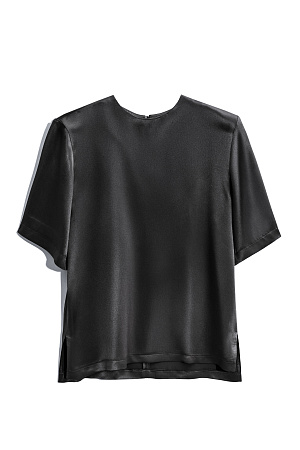 черный Удлиненная футболка из 100% атласной вискозы. Модель свободного силуэта с подплечниками и широкими рукавами.