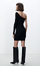 Трикотажное платье длины мини из вискозы. Модель приталенного силуэта с одним рукавом и открытым плечом.