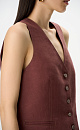 Жилет изо льна. Модель прямого кроя с V-образным вырезом и имитацией карманов. Застежка на пуговицы. Дополнить образ можно джинсами в таком же стиле.
