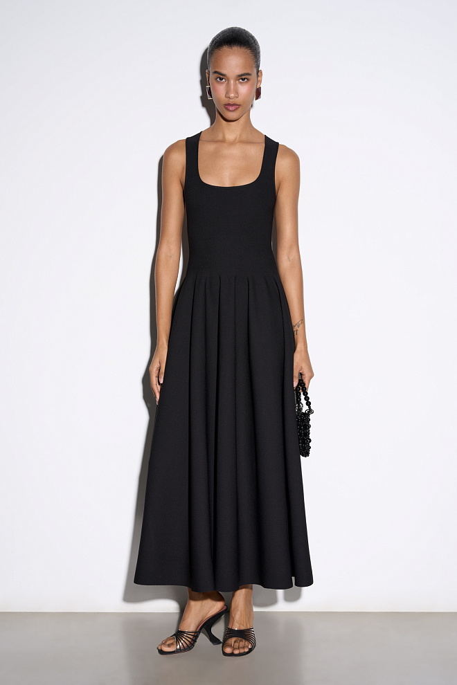 Трикотажное платье длины миди