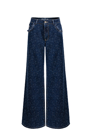 синий Прямые джинсы из 100% хлопка в крапинку. Модель со средней посадкой. Застежка на металлическую пуговицу и молнию, пять карманов. Изделие декорировано бахромой на карманах. Дополнить образ можно жакетом в таком же стиле.