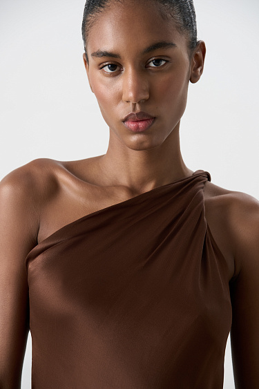 Атласное платье с перекрутом